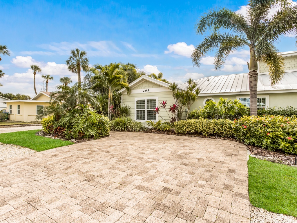 Ainsley's Beach House by Anna Maria Island Accommodations