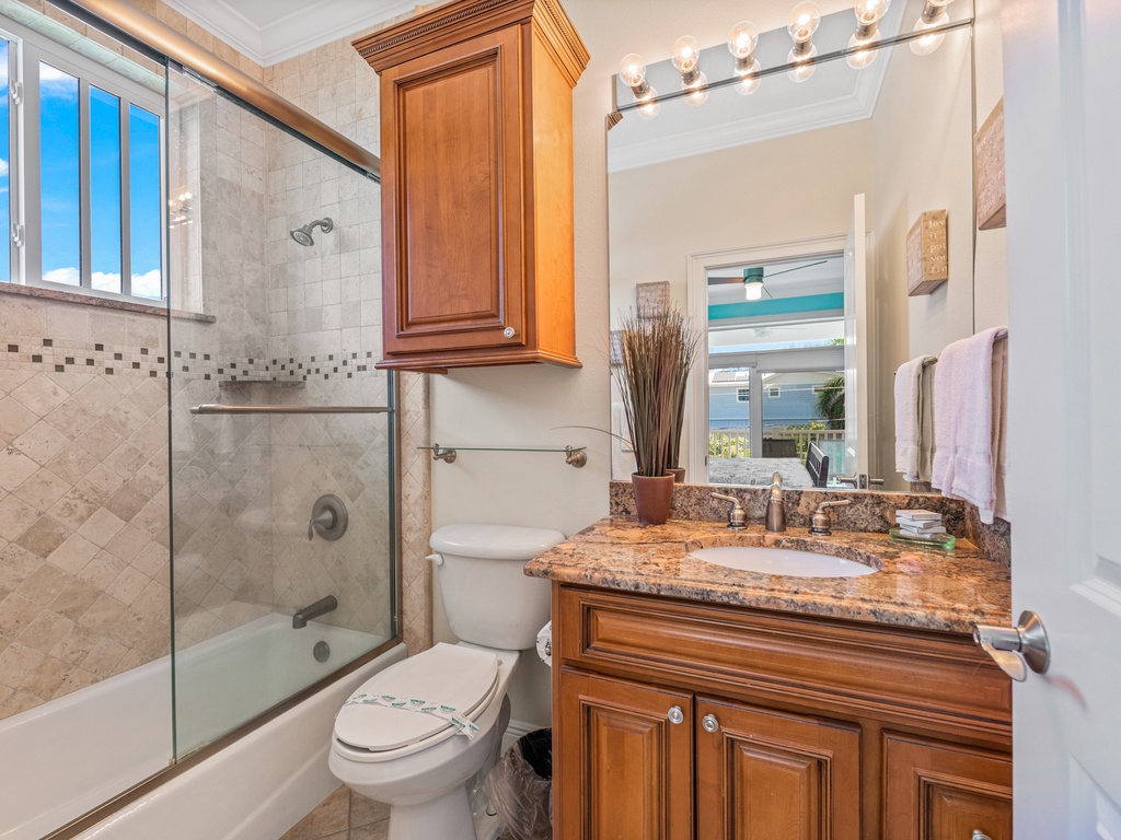 Second En-Suite - Shower Tub Combo