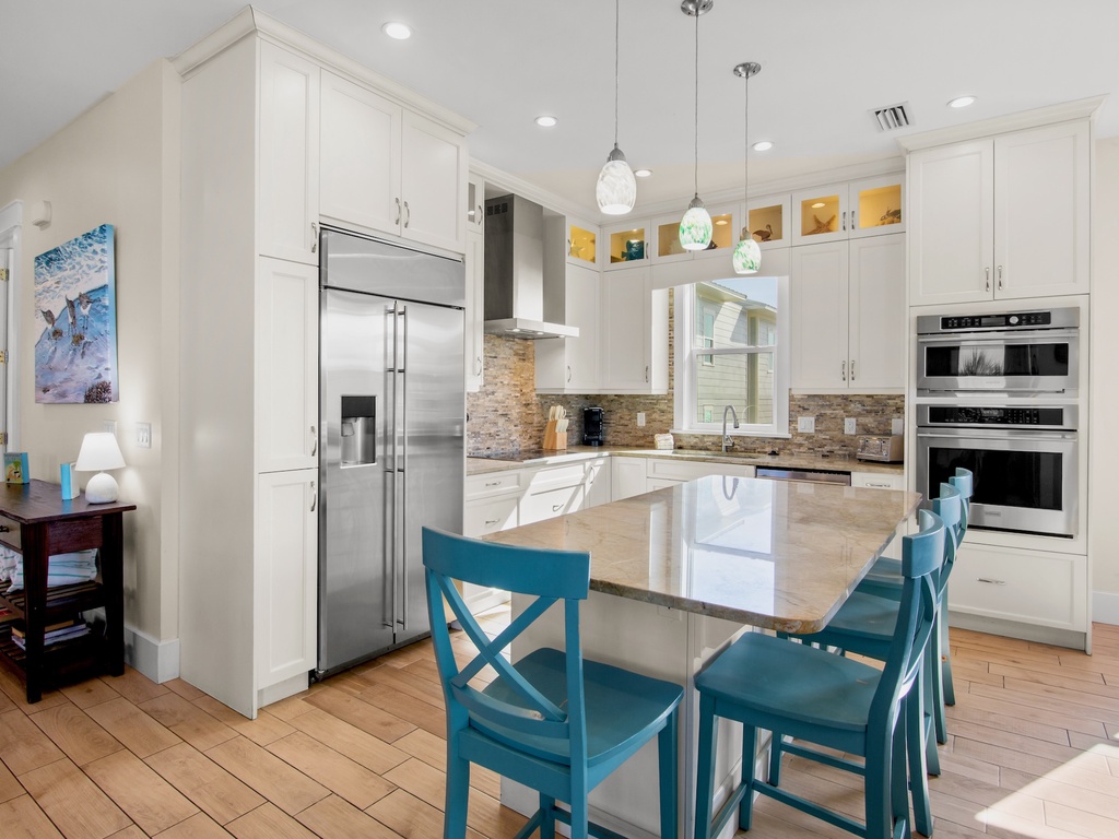 Fully Equipped Kitchen with Island