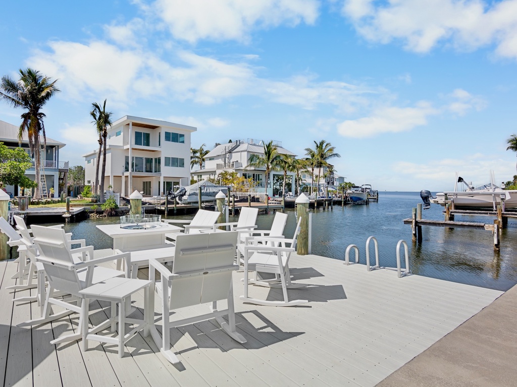 Private Dock, Bayfront Seating