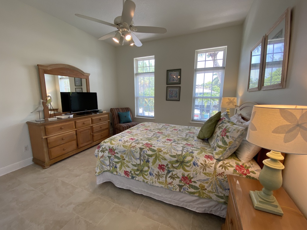 Second Bedroom - Queen