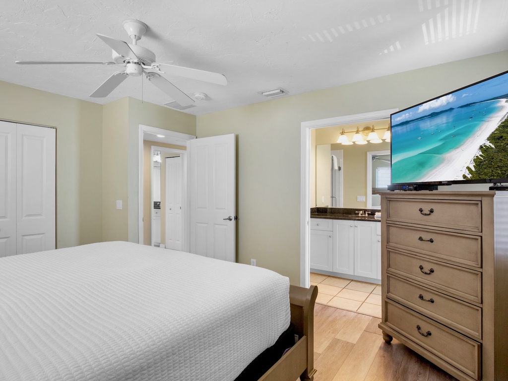 Second Bedroom, Queen