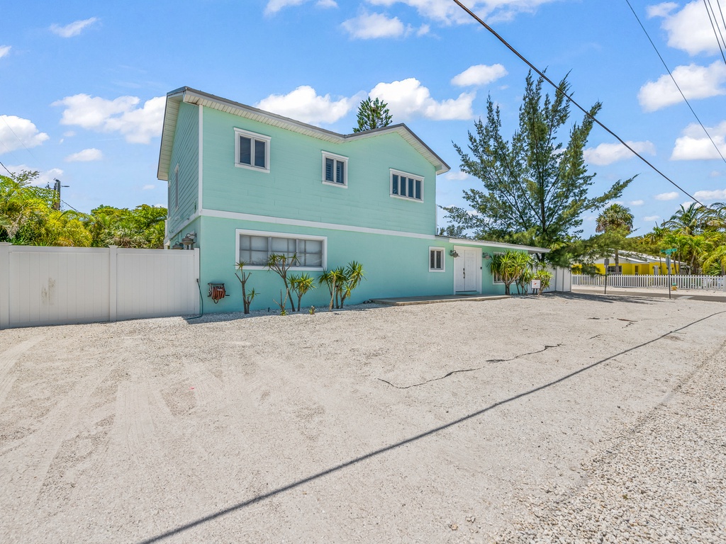 House exterior by Sea Esta