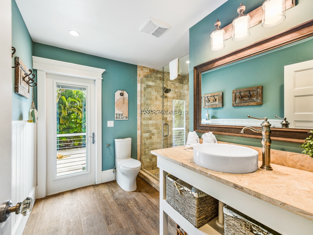 Bathroom 1 with Balcony Access