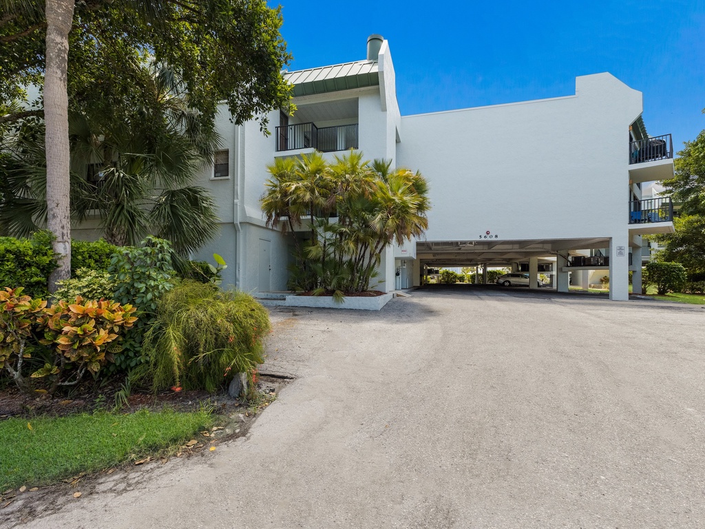 The Twins Hideaway at Sun Plaza West