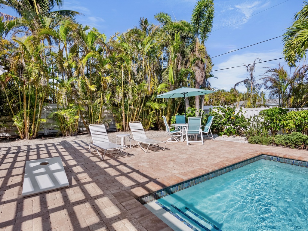 Poolside Recreation, Loungers