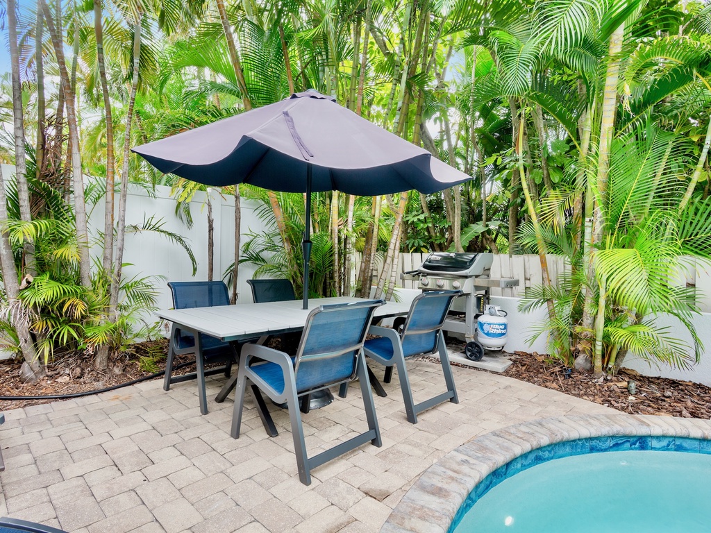 Poolside Dining