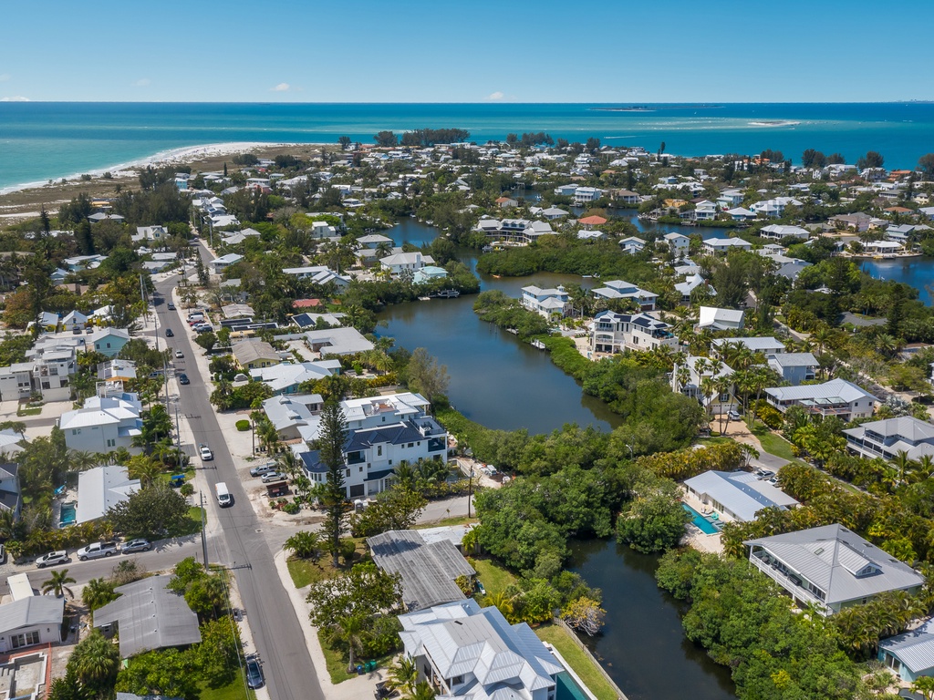 Coastal retreat near the bay