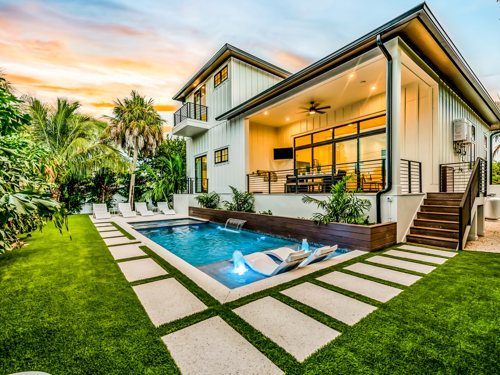 Private Pool and Swim Up Bar