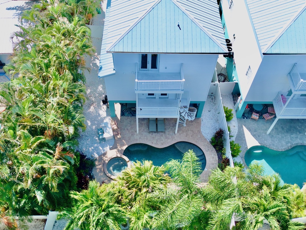 House with refreshing swimming pool