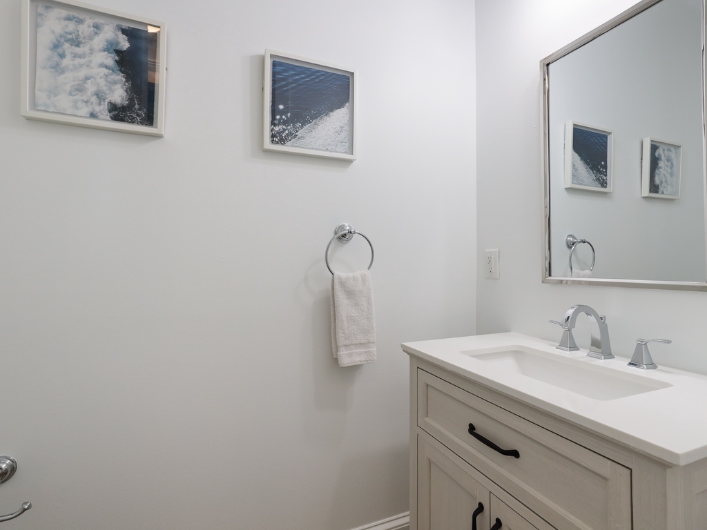 Half bath, 2nd floor