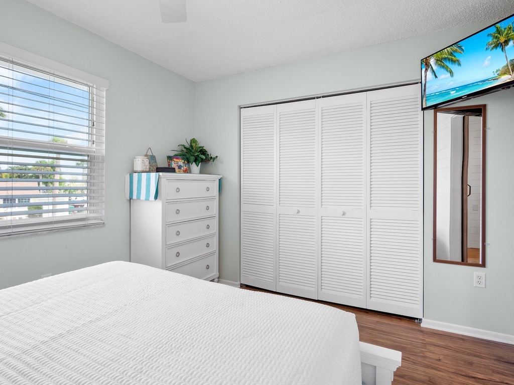 Second Bedroom, Queen bed