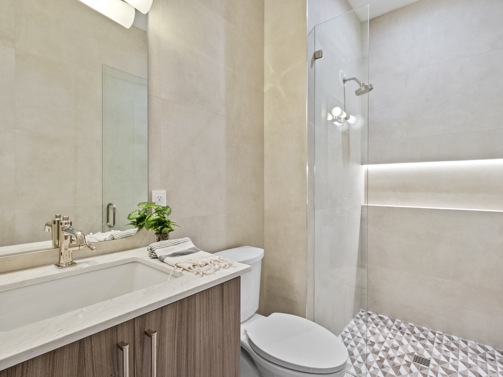 Sixth Bedroom, Ensuite
