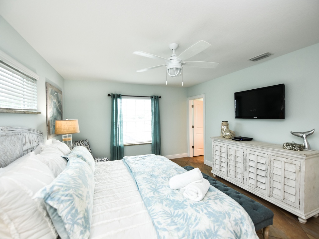 Queen-Bed Guest Room