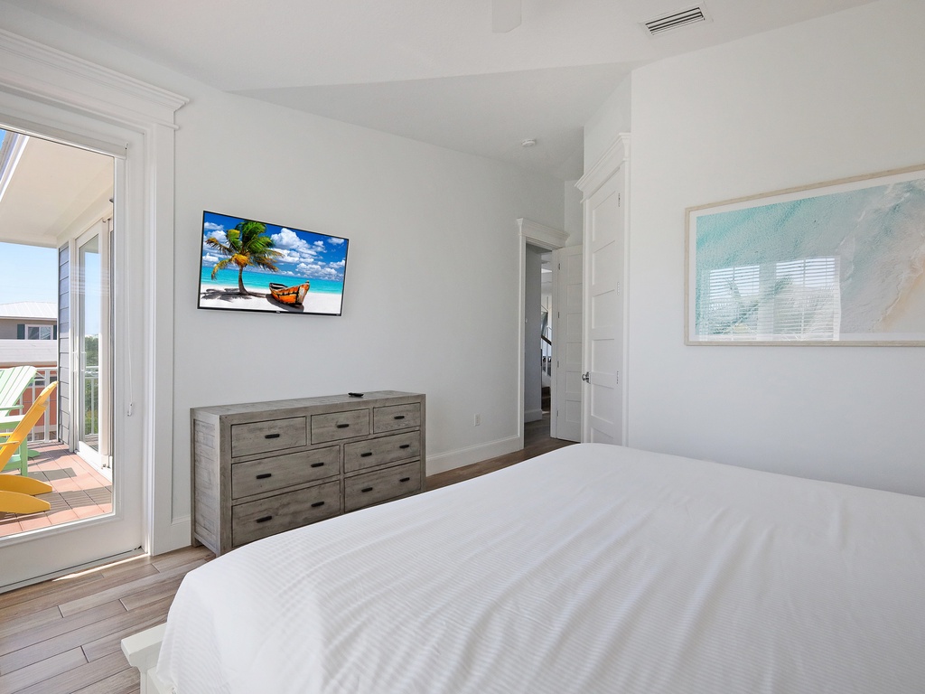 Room With Ample Light - AMI Locals