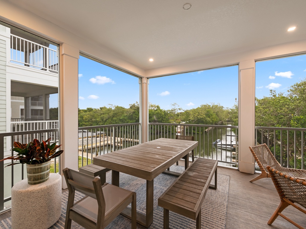 Outdoor Dining and Seating - Balcony