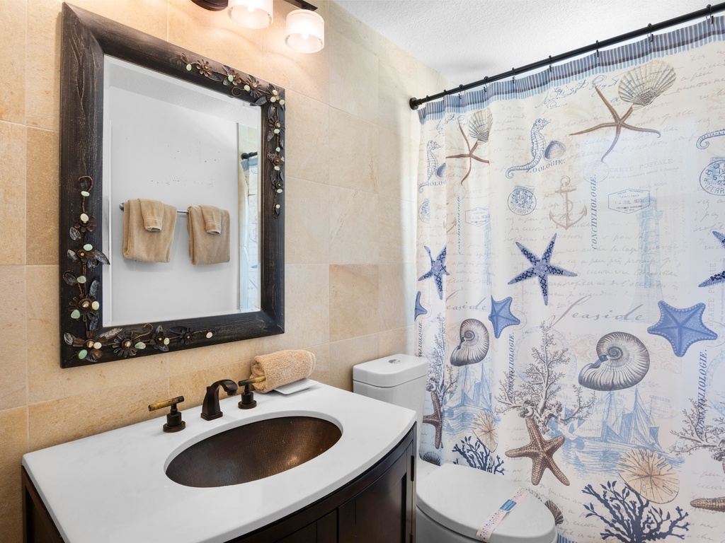 Ensuite bathroom, with a shower/tub combo