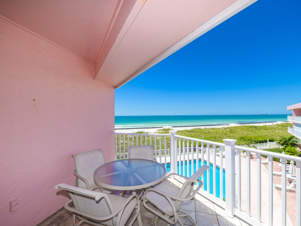 Outdoor Dining Area - Private Amenity