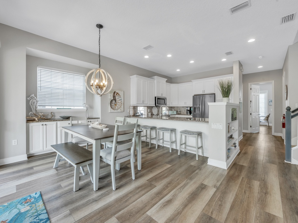 Dining Area - Seating for Everyone!