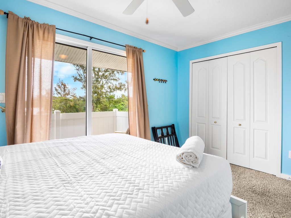 Primary Bedroom, Queen bed