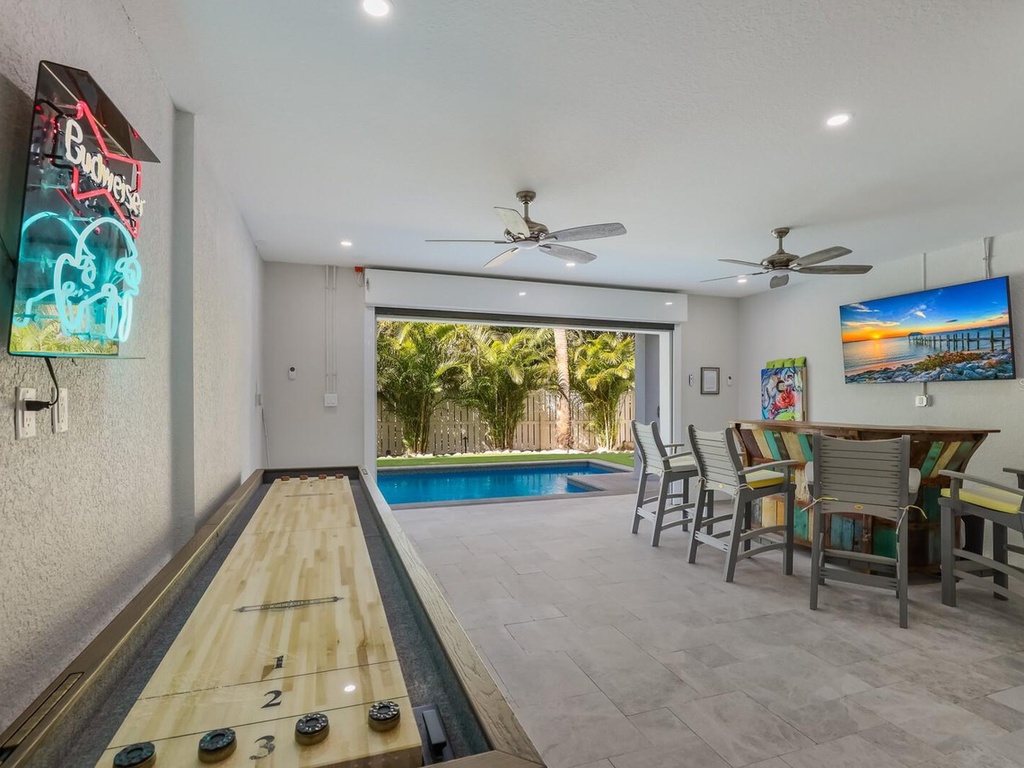 Game Room with Shuffleboard, Bar and TV