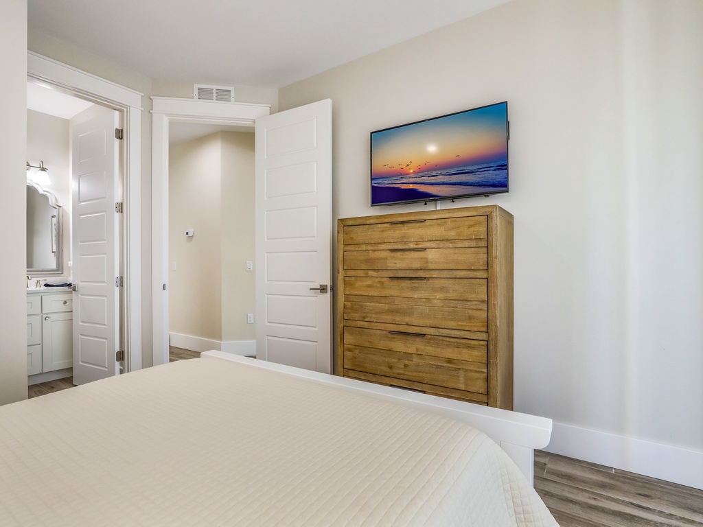 Additional Bedroom - Queen