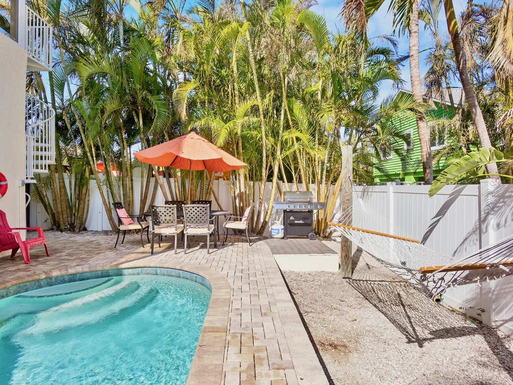 Outdoor Dining Area - Outdoor Grill
