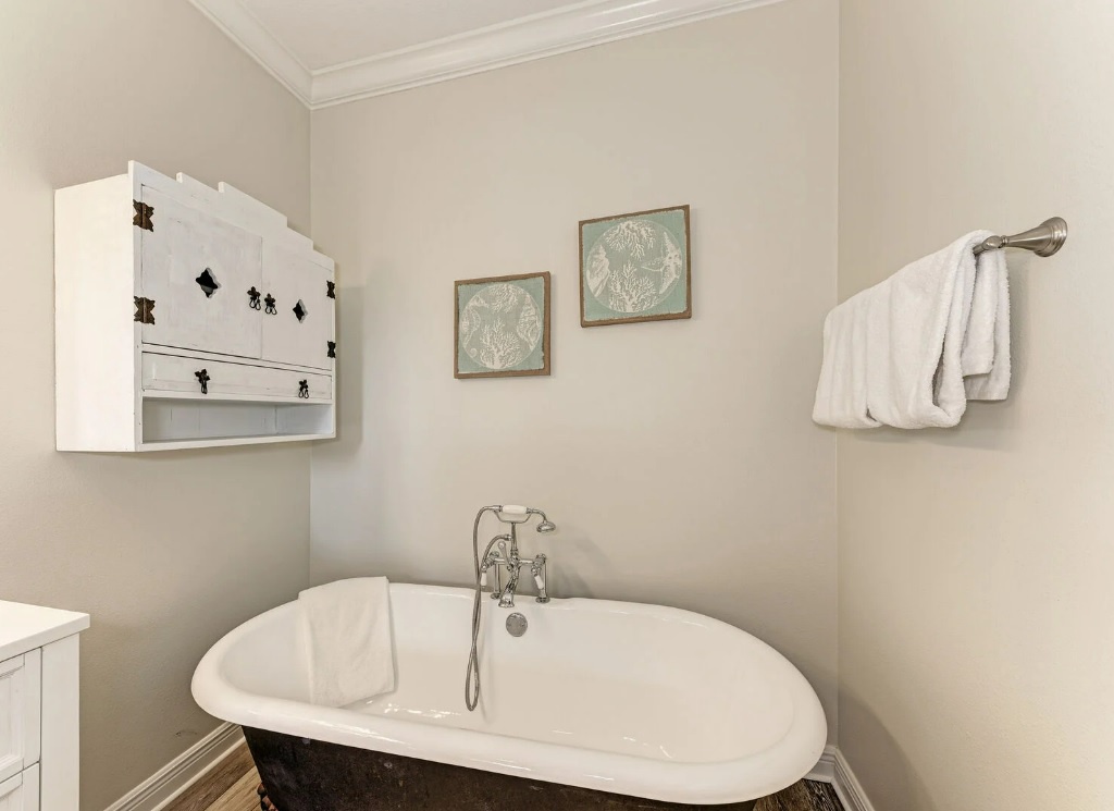 Free-Standing Soaking Tub