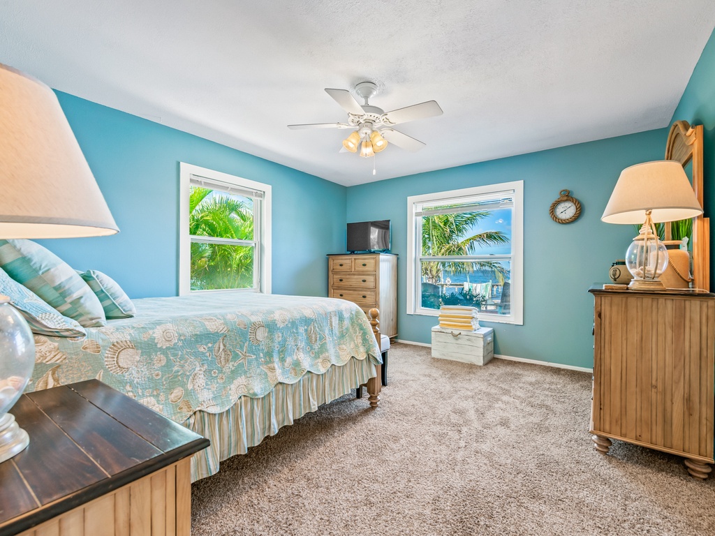 Second Bedroom, Queen