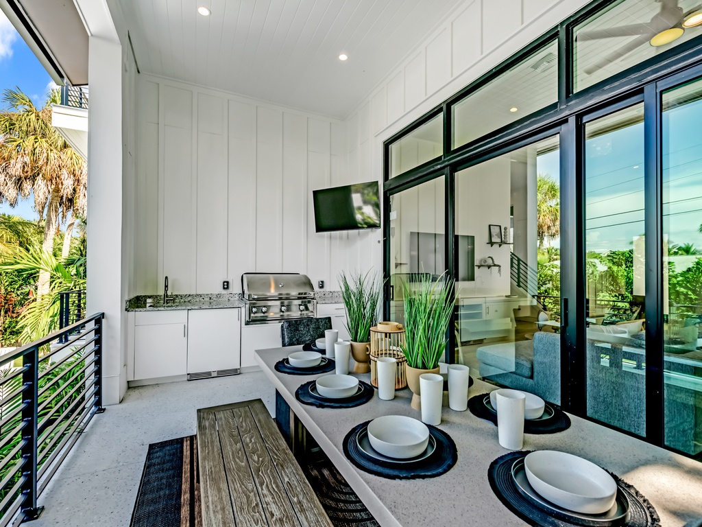 Balcony - Outdoor Dining and Grill