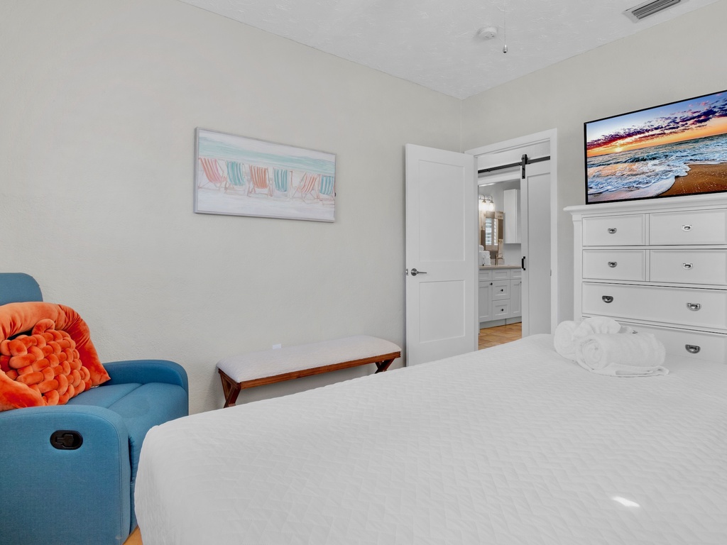 Second Bedroom, Queen bed