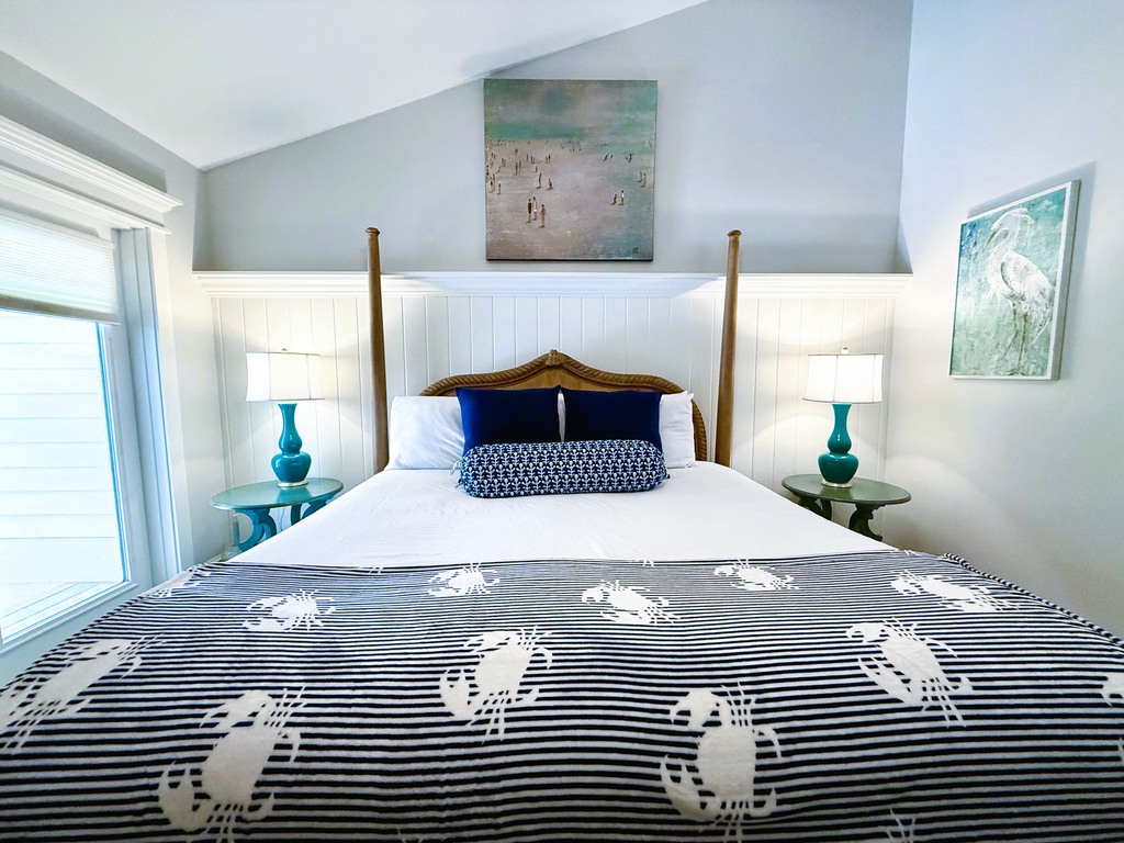 Primary Bedroom - King Bed - Main Floor