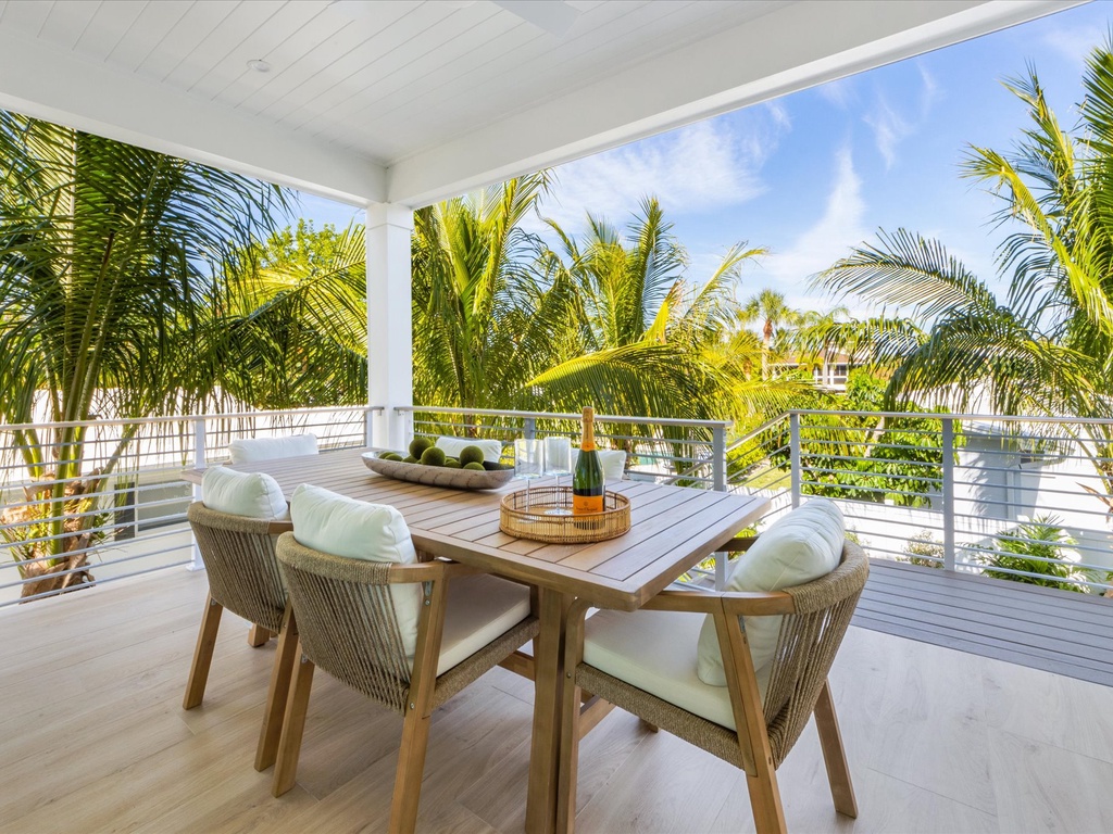 Balcony with Outdoor dining