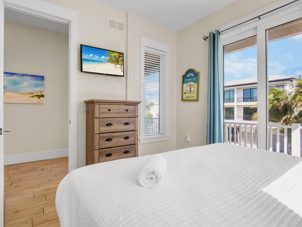 Fifth Bedroom, King bed