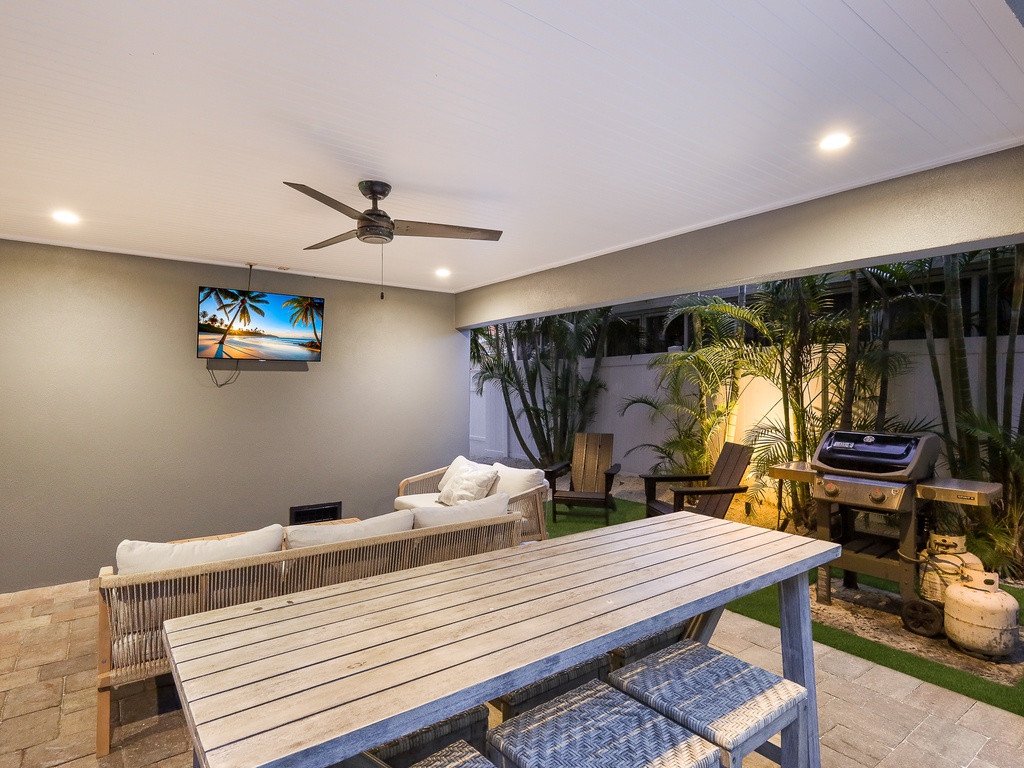 Outdoor Lounge - AMI Locals