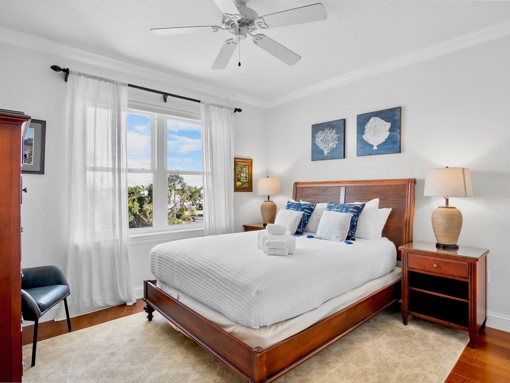 Second Bedroom, Queen
