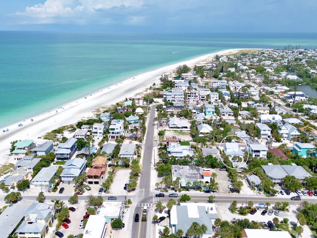 A Charming Beach Cottage on Elm by AMI Locals