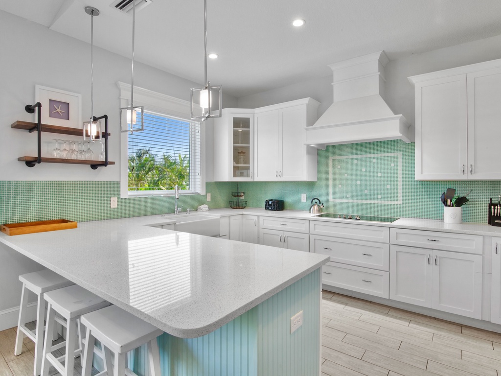 Fully Equipped Kitchen, Breakfast Bar