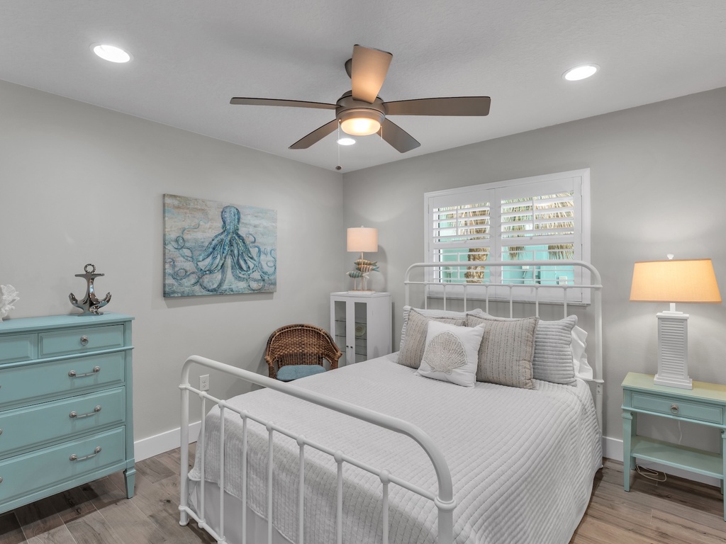 Fourth Bedroom, Queen bed