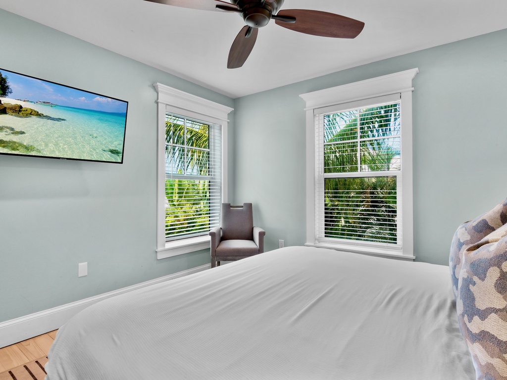 Second Bedroom, King with Seating