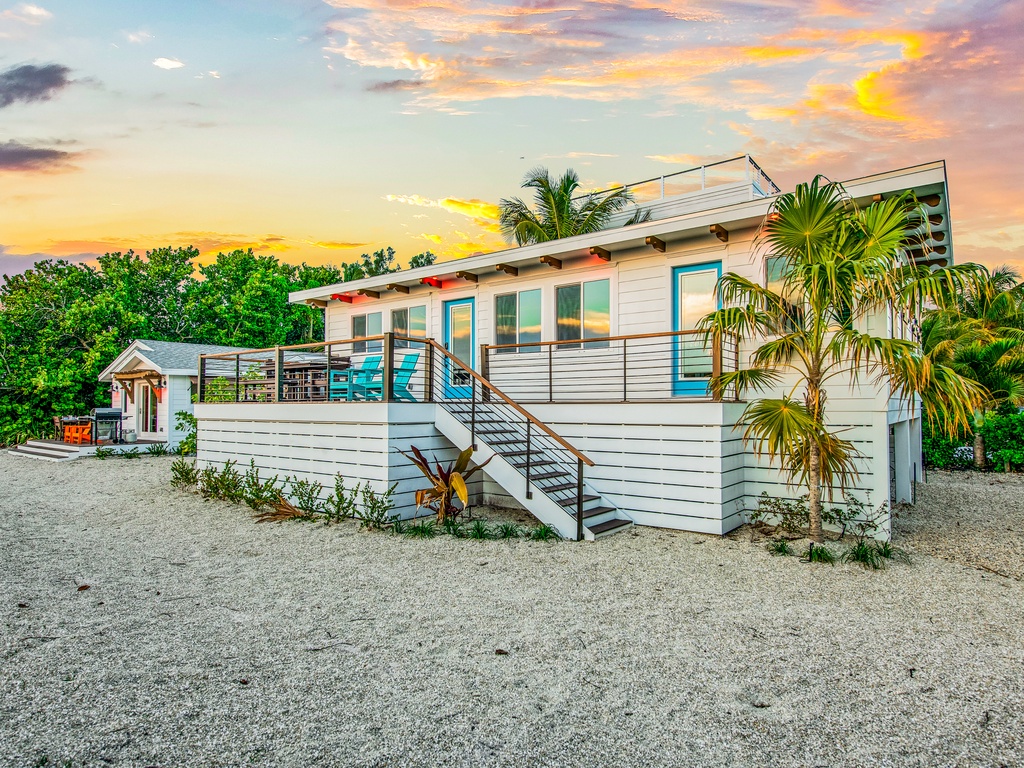 Outdoor Spacious Lounge Area