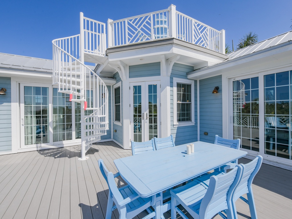 Outdoor Dining - Rooftop Deck Access