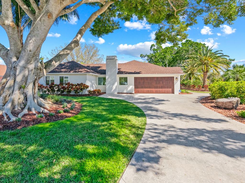 Spacious Garage with Direct Access