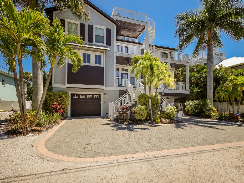 Full-View Entrance Perspective