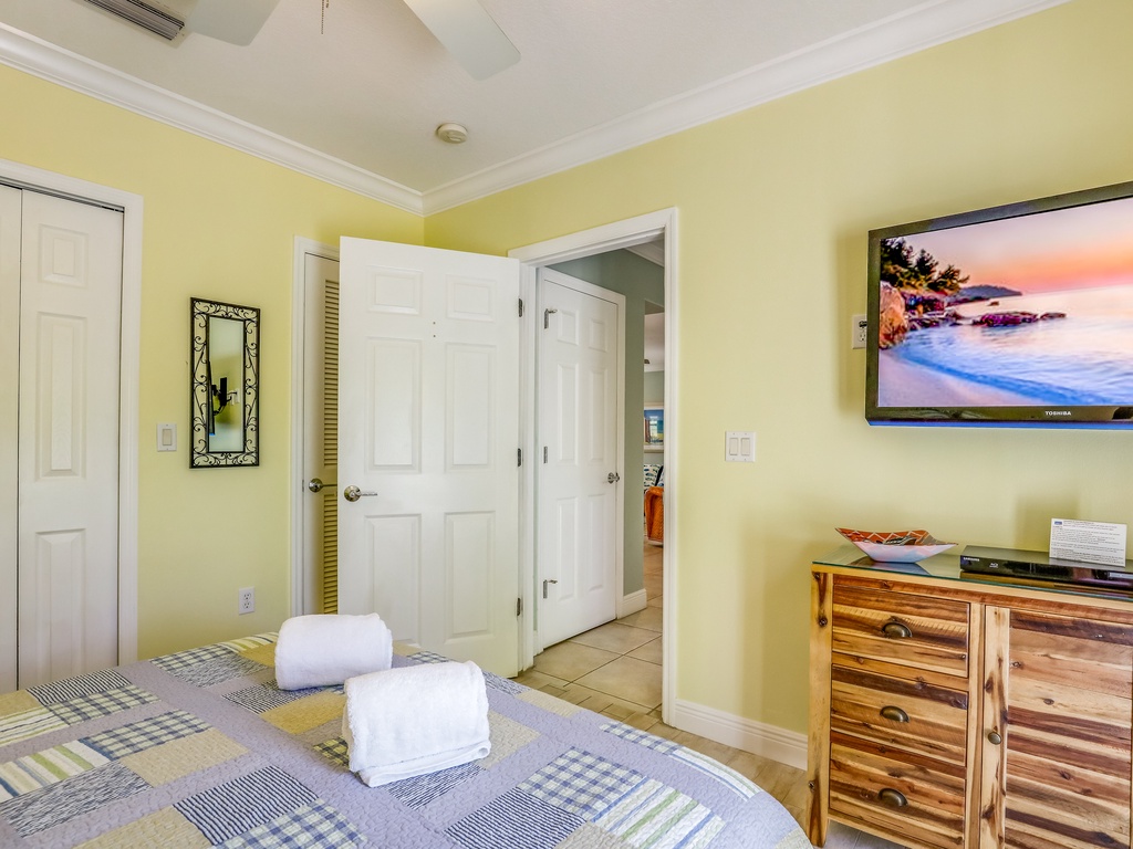 Additional Bedroom, main floor-Queen