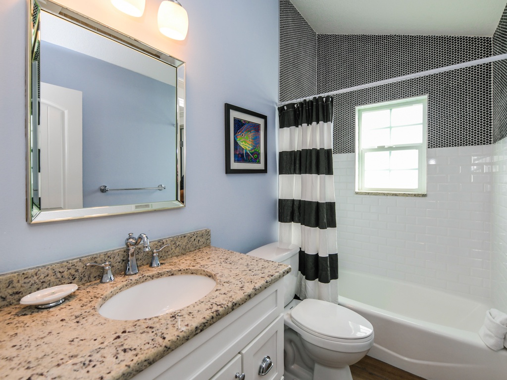 Upstairs Hallway Bathroom, Montego Bay - AMI Locals