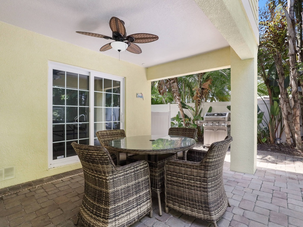 Outdoor Dining Area & Grill