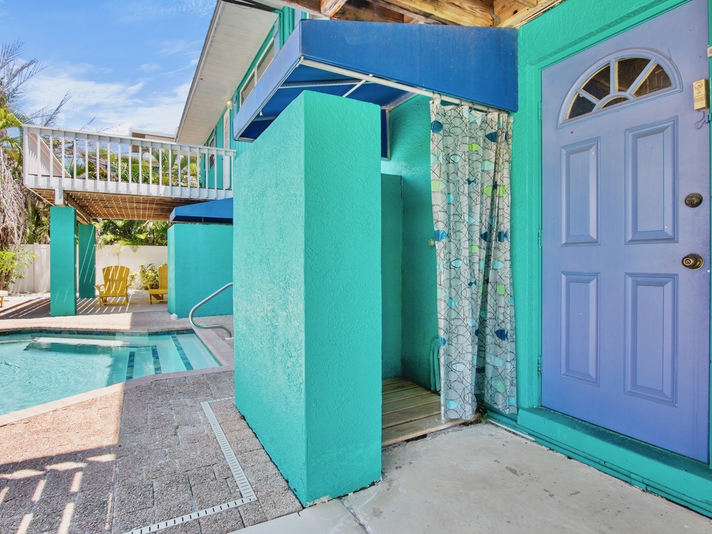 Outdoor shower with privacy