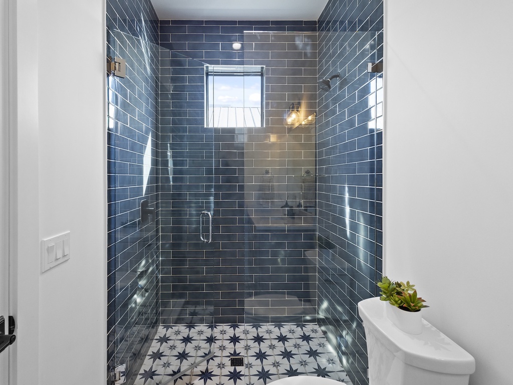 Eighth Bedroom, Ensuite