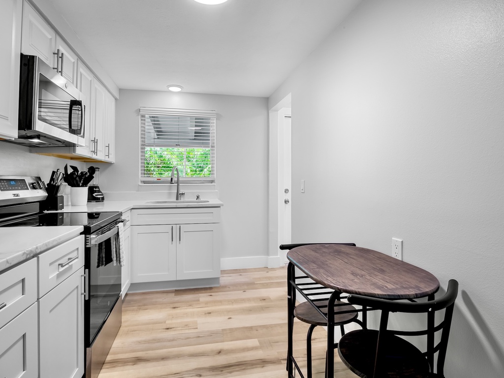 Cozy dining area just off the kitchen.